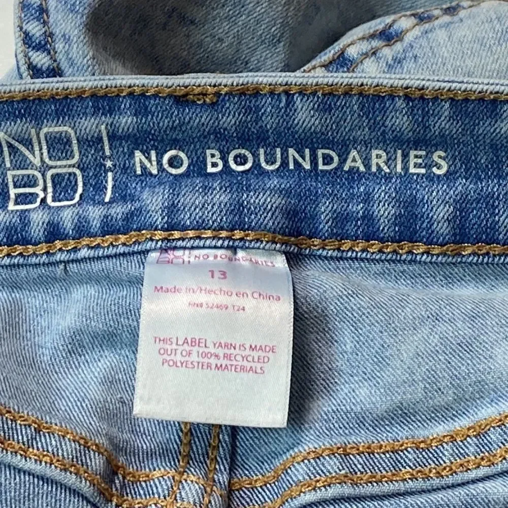 No Boundaries Strawberry’s  Junior Short Size 13